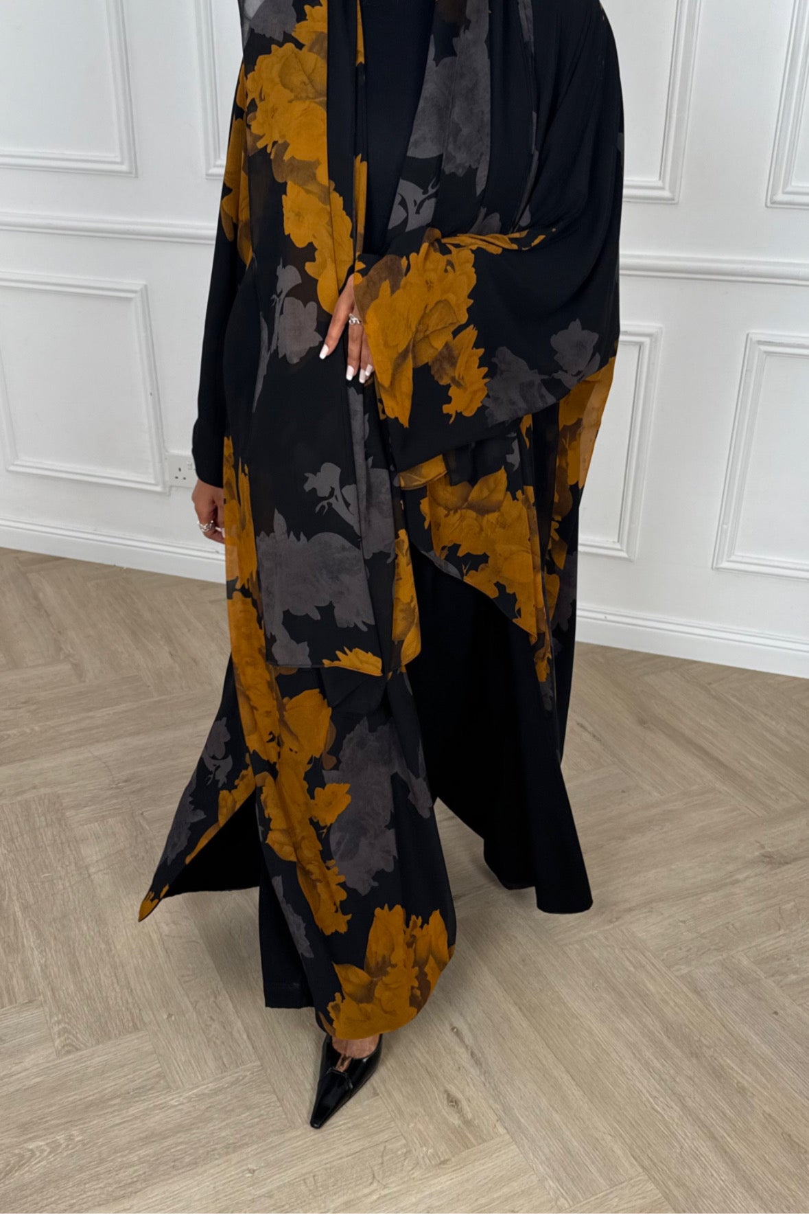 Amber Noir abaya
